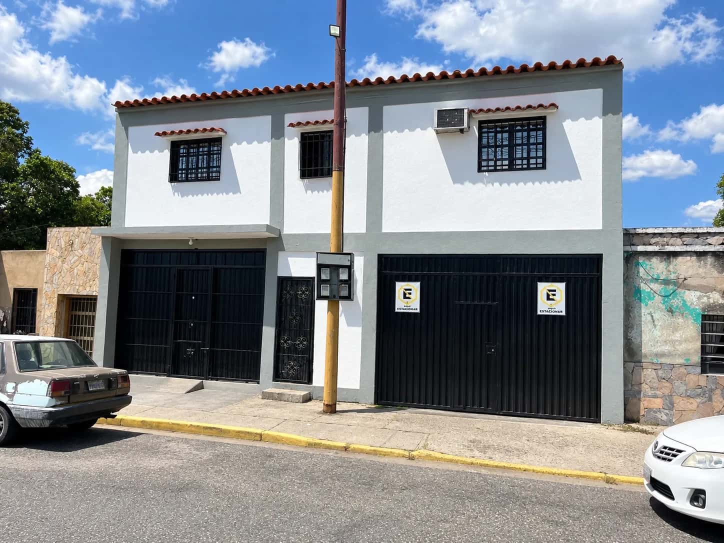 Fachada de Deluxe Hab vista desde la calle